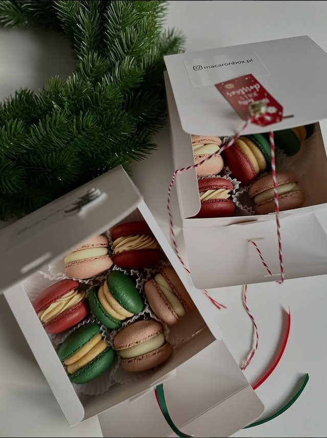Zestaw świąteczny makaroników w pudełku
